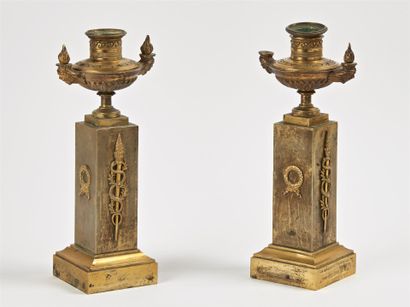 null PAIRE DE FLAMBEAUX en bronze doré les bobèches en forme de lampe antique reposant...