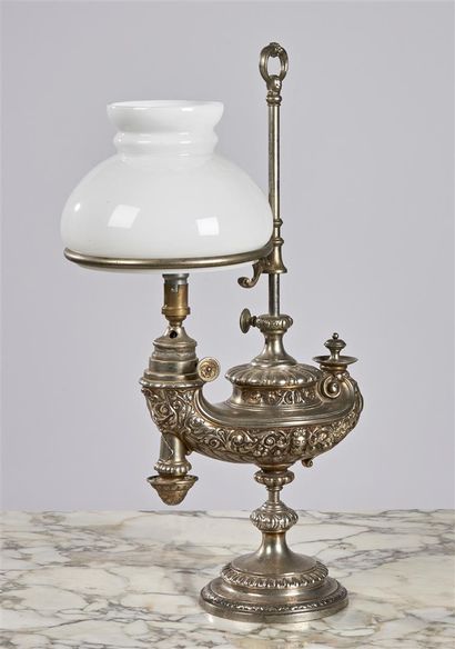null LAMPE antique en bronze argenté à décor de godrons et feuillages stylisés ;...