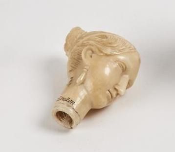 null POIGNEE D'OMBRELLE (?) en ivoire sculpté d'une tête de femme coiffée en chignon,...