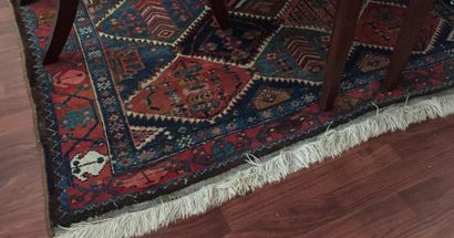 null TAPIS Caucaze en laine à décor de losanges. 
225 x 144 cm 