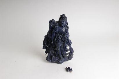 null CHINE, XXe siècle 
GROUPE en lapis lazuli présentant deux femmes au panier fleuri....