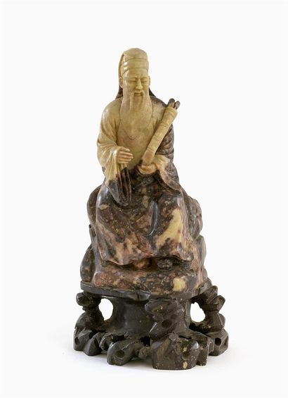 null CHINE, XXe siècle 
SUJET en pierre sculptée figurant un personnage assis sur...