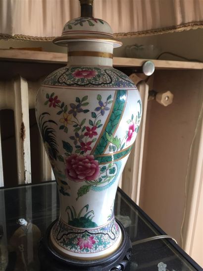 null CHINE- XXème siècle
Vase de forme balustre en porcelaine à décor des émaux de...
