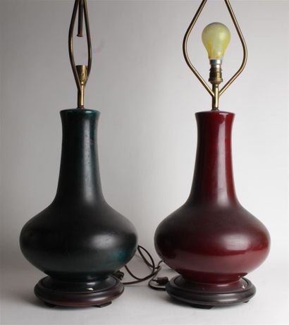 null TRAVAIL MODERNE 
Deux lampes en céramique, l'une couleur sang de boeuf, l'une...