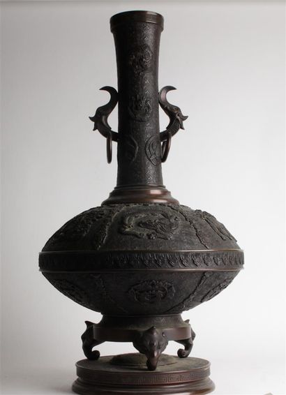 null JAPON - Epoque EDO (1603 - 1868)
Vase de forme balustre et tripode en bronze...