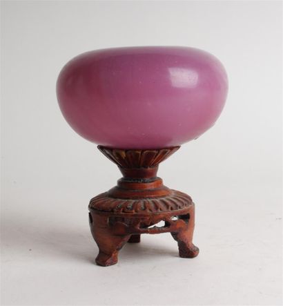 null CHINE. 
Pot à eau rond en verre rose de Pékin translucide. 
Porte une marque...