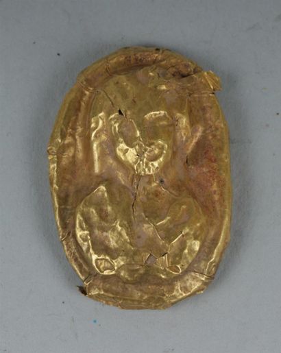 null MEDAILLON ovale orné d'un buste en relief recouvert d'une feuille d'or. 
Art...