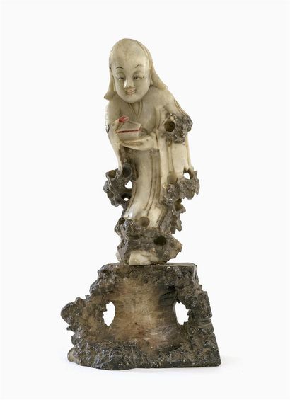 null CHINE, XXe siècle 
SUJET en pierre dure sculptée figurant un personnage tenant...