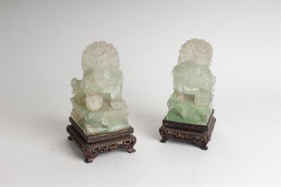 null CHINE, XXe siècle 
Paire de CHIENS DE FO assis en quartz vert. 
H. 12 cm 
Egrenures....