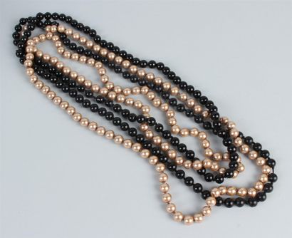 DEUX SAUTOIRS DEUX SAUTOIRS en perles à l'imitation des perles de jais et des perles...