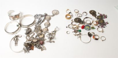 null LOT DE BRACELET FANTAISIE en métal argenté comprenant des bracelets joncs, des...