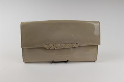 null ELIE SAAB 
Pochette du soir à rabat 28 cm de forme rectangulaire en vinyl beige....