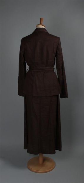 null RODIER.
Tailleur veste jupe longue en lin chocolat à surpiqûres or, veste saharienne...