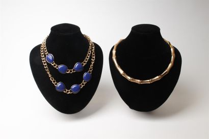 null ANONYME 
SAUTOIR en métal doré et plaques bleu imitant le lapis. COLLIER ras...