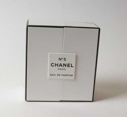 null CHANEL 
Miniature de l'eau de parfum Chanel n°5. 