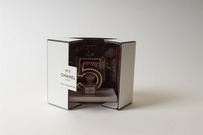 null CHANEL 
Miniature de l'eau de parfum Chanel n°5. 