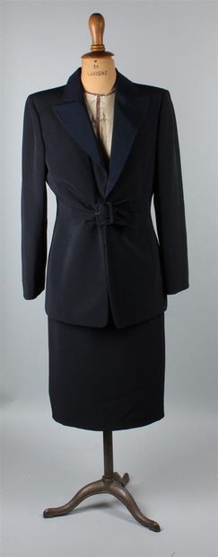 null ARMANI COLLEZIONI 
Tailleur en laine noire et bleu marine comprenant une jupe...