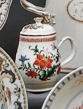 CHINE Moutardier de forme balustre à décor floral polychrome. XVIIIè siècle. H. 11...