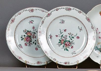 CHINE Quatre assiettes à décor floral dont deux en émaux de la famille rose et deux...