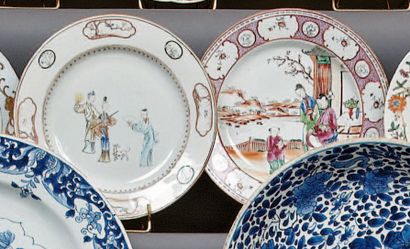 CHINE Deux assiettes rondes décorées en polychromie de personnages. XVIIIè siècle....