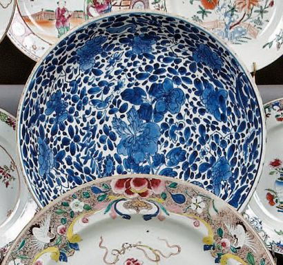 CHINE Coupe ronde décorée en bleu sous couverte de fleurs. Période Kangxi (1662-1722)....