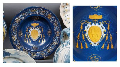 CASTELLI Plat rond à fond bleu berettino décoré en blanc fixe et à l'or au centre...