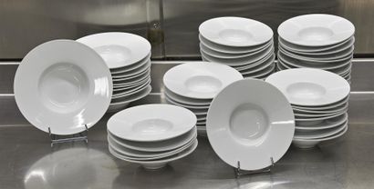null PARTIE DE SERVICE DE TABLE en porcelaine blanche comprenant 11 assiettes creuses...