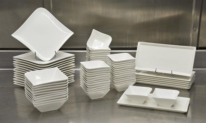null ENSEMBLE en céramique blanche comprenant : 
- RAK - 7 assiettes de forme rectangulaire...