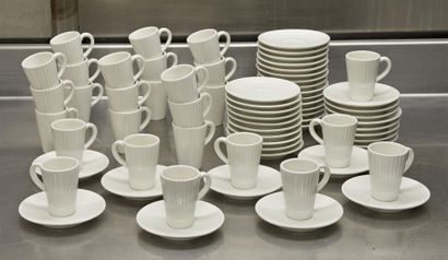 null RAK - Partie de service à café en porcelaine blanche comprenant tasse et sous...