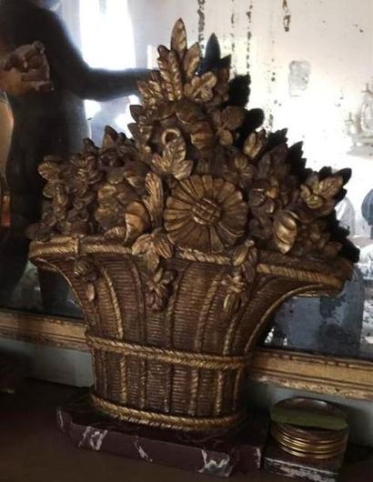 null ELEMENT en bois doré à décor d'un panier fleuri.
XIXème siècle.
H.: 45 cm -...
