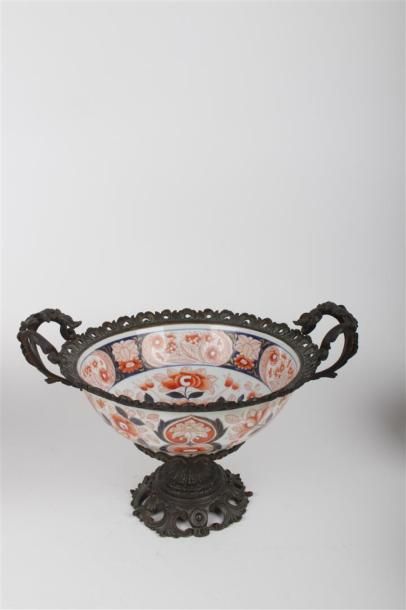 null JAPON, XXème siècle.
Coupe en porcelaine à décor bleu rouge et or dit Imari,...