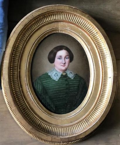 null PORTRAIT de femme en robe verte. 
Peinture sur plaque de porcelaine.
XIXe siècle.
14...