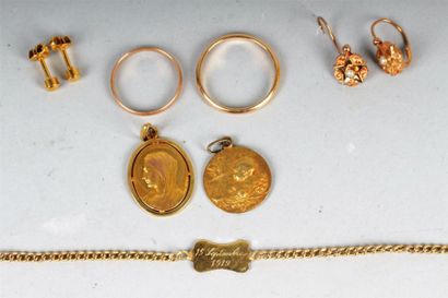 null LOT EN OR JAUNE 750°/oo et métal comprenant : médailles, bracelet, paire de...