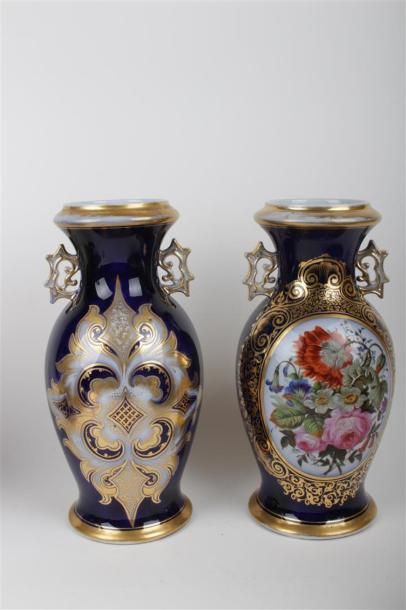 null PARIS
Paire de vases balustres à deux anses ajourées en porcelaine à décor polychrome...
