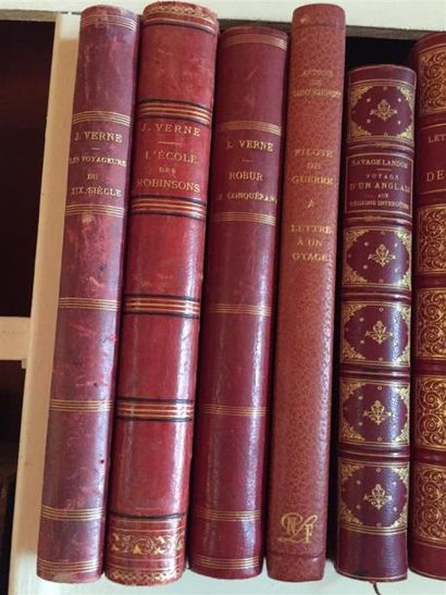 null ENSEMBLE de VOLUMES BROCHES comprenant : 
Livres de prix dont Jules Verne
Livres...