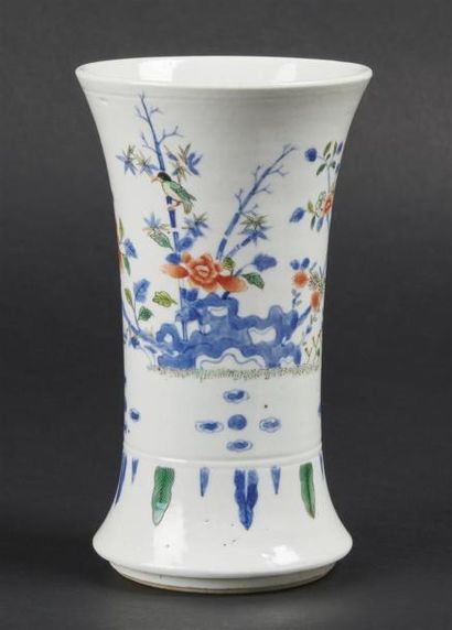 null CHINE
Petit vase de forme cornet en porcelaine à décor en bleu sous couverte...