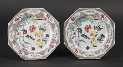 null CHINE
Deux assiettes octogonales en porcelaine à décor polychrome des émaux...