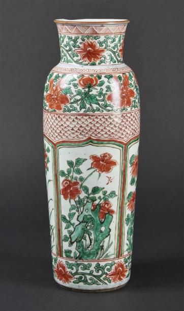 null CHINE
Vase cylindrique à col évasé en porcelaine à décor polychrome des émaux...