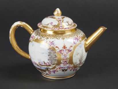 null CHINE
Théière couverte en porcelaine à décor polychrome dans le style de Meissen...