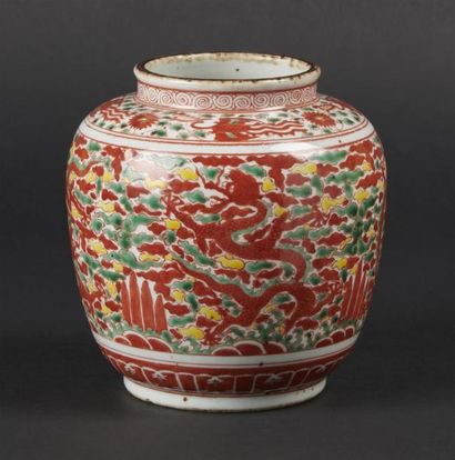 null CHINE
Vase ovoïde en porcelaine à décor rouge, vert et jaune de dragons parmi...