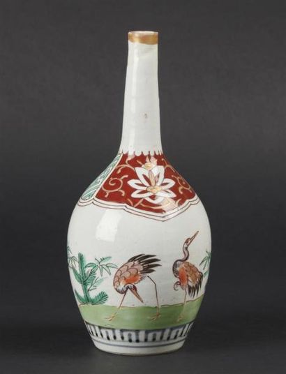 null JAPON
Vase bouteille en porcelaine à décor polychrome et or de grues sur une...