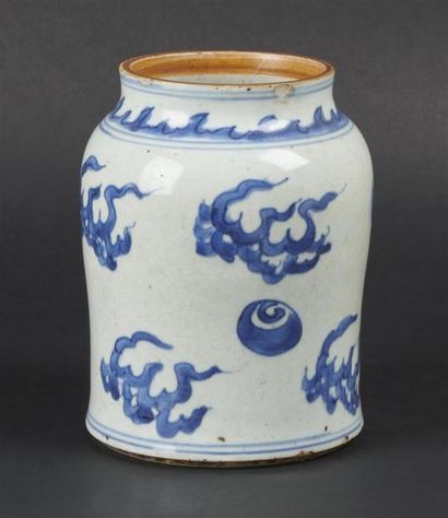 null CHINE
Vase balustre en porcelaine à décor en bleu sous couverte de nuages et...