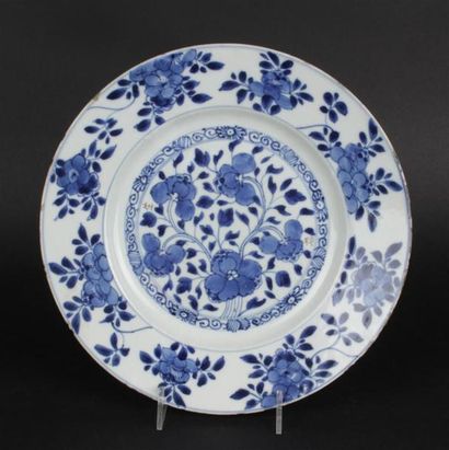 null CHINE
Plat rond à décor en bleu sous couverte de tiges fleuries et prunus.
Epoque...