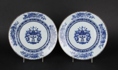 null CHINE
Deux assiettes en porcelaine à décor en bleu sous couverte des armoiries...