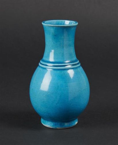 null CHINE
Deux vases en biscuit émaillé bleu turquoise de forme balustre, l'un côtelé.
XIXème...