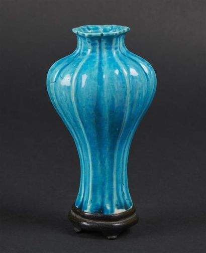 null CHINE
Deux vases en biscuit émaillé bleu turquoise de forme balustre, l'un côtelé.
XIXème...