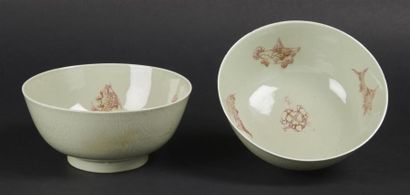 null CHINE
Deux bols en porcelaine à fond céladon à décor incisé de fleurs de lotus...