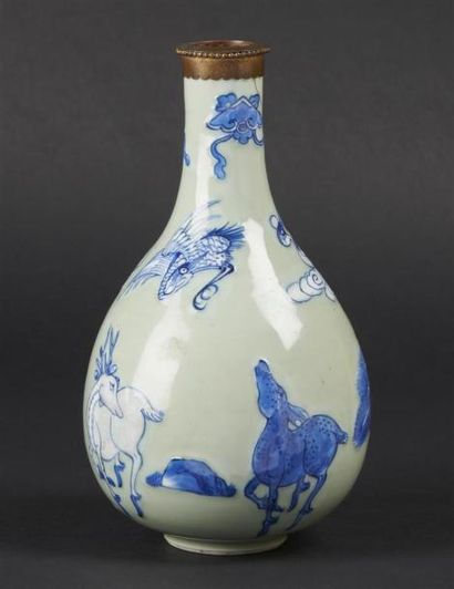 null CHINE
Vase piriforme en porcelaine à fond vert céladon à décor en léger relief...