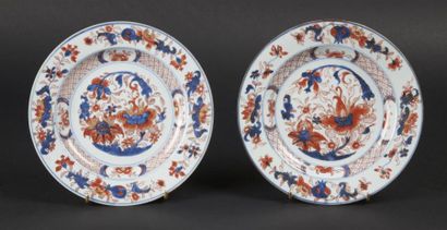null CHINE
Deux assiettes en porcelaine à décor bleu, rouge et or dit Imari de fleurs...
