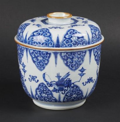 null CHINE
Grand bol couvert en porcelaine à décor en bleu sous couverte de mobiliers,...